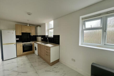 Three Bedroom Flat to rent on Amersham Road, Lewi