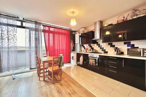 Spacious Three-Bedroom Flat ¿ Caxton Road, Wimb