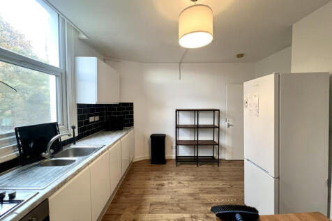 Four Bedroom Flat to rent in Vauxhall