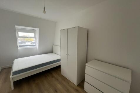 Three Bedrooms-Flat to rent on Amersham Road, Lew