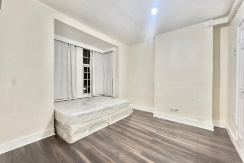 Specious studio flat to rent on Fernlea Road, Mit