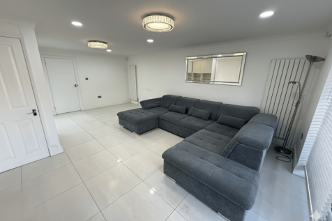 4 Bed House in Morden