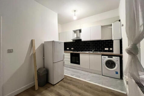 2 Bed-Ground Floor Flat to rent on Amersham Road,