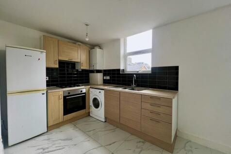Three Bedrooms-Flat to rent on Amersham Road, Lew