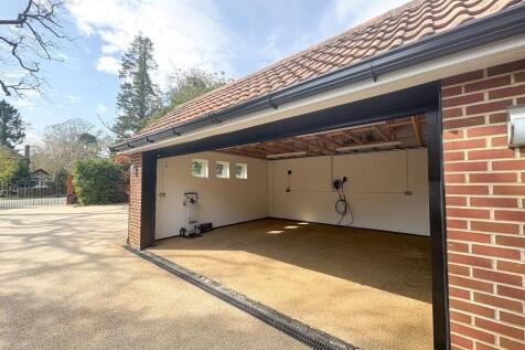 Detached garage