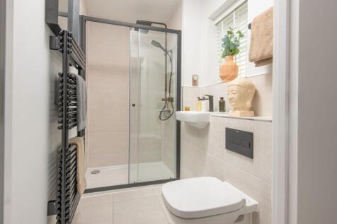 7 Crest Nicholson at Branston Locks The Windsor Internals En Suite
