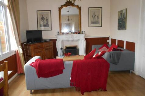 Lounge to fireplace