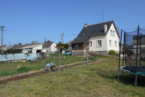 Garden to house