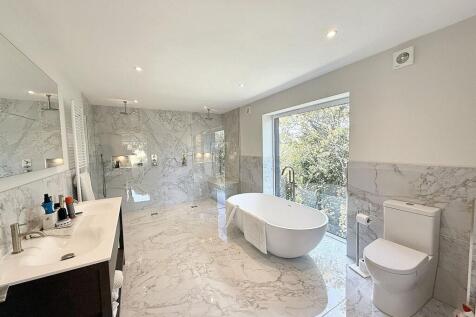Master Bedroom En-Suite