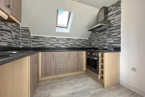 3 bed terraced house to rent Elgin Cres, Caterham
