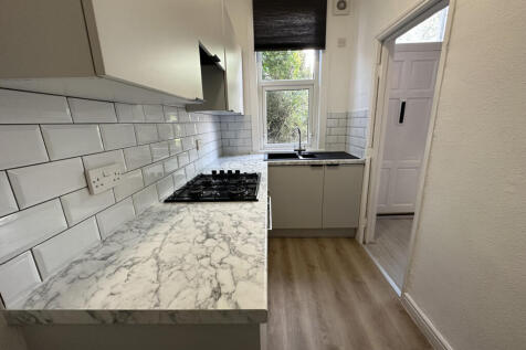 3 bed flat to rent Grant Rd, London CR0