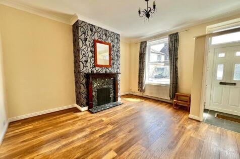 2 bed maisonette to rent Godstone Rd, London RH9