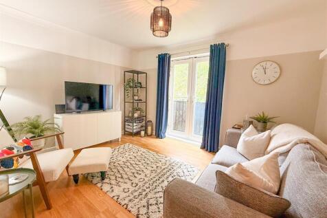 3 bed flat to rent Highclere St, London SE26