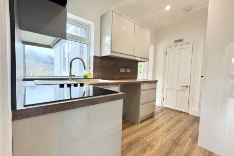 8 Whitehall Ln, Erith DA8 2DH, UK