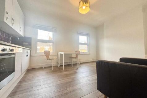 Call us to view this 2 bed on Bawdale Rd, SE22