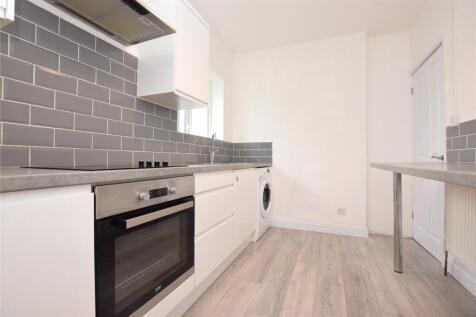 2 bed flat to rent Lackford Rd, London CR5