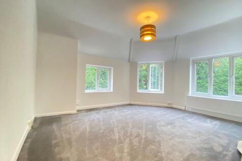 2 bed flat to rent Chipstead Station Parade, Coul