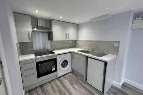 2 bed flat to rent Stagbury Ave, London CR5