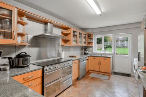 5 bed detached house to rent Ruden Way, London KT