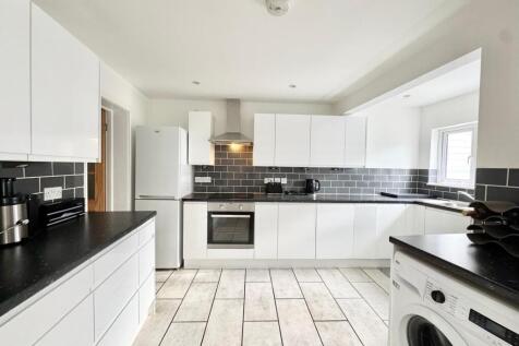 4 bed flat to rent Chipstead Valley Rd, London CR