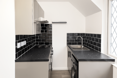 2 bed flat to rent Chipstead Station Parade, Coul