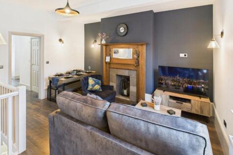 3 bed flat to rent Holmshaw Cl, London SE26 4TH