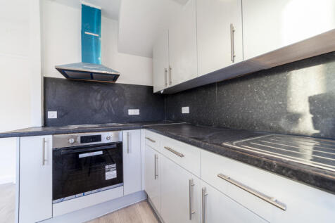 3 bed flat to rent Storrington Road, London CR0