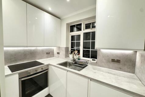 2 bed flat to rent Gomshall Gardens, London CR8