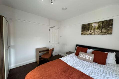 12 Benson Road Room 6 4.jpeg