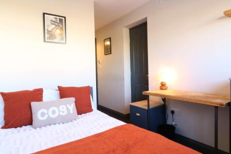 176 Sandy Lane Room 6 .JPG