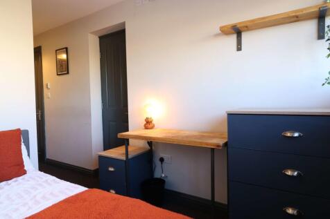 176 Sandy Lane Room 6 1.JPG