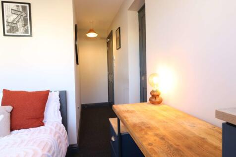 176 Sandy Lane Room 6 3.JPG