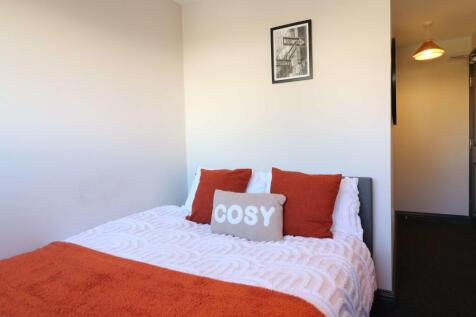 176 Sandy Lane Room 6 2.JPG