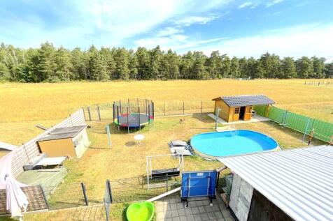 Garten mit Pool und Gartenhaus