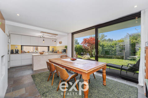 Dining room with access to the garden