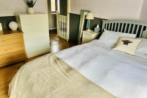 Oak bedroom 1