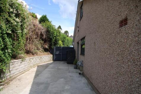 sIDE PATIO
