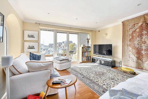Open Planned Living Room and Kitchen