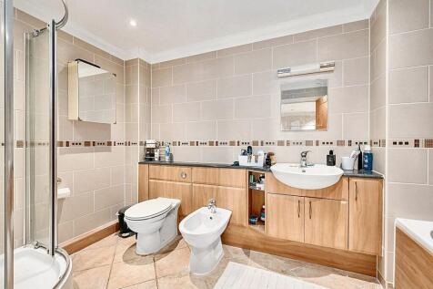 Master En-suite Bathroom