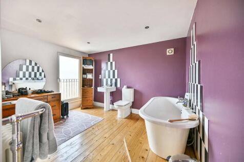 Spacious En-suite Bathroom