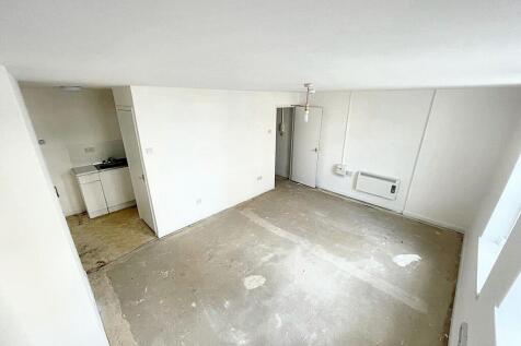 Open Planned Living, Bedroom and Kitchen