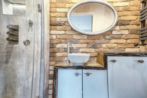 Master En-suite Shower Room