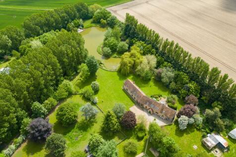 House Gardens &amp; Lake - Aerial