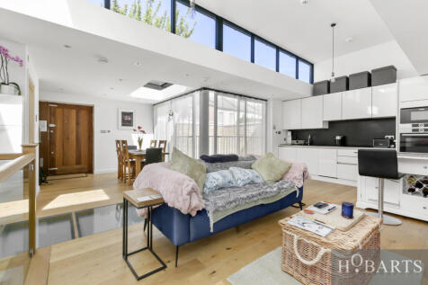 Stunning 2-Bedroom Detached House on Dagmar Road
