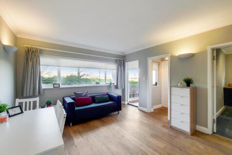 Studio Flat with Separate Sleeping Area and Priva