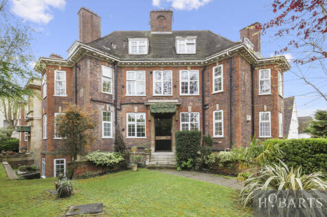 Charming 2-Bedroom Flat with Ensuite in Sought-Af