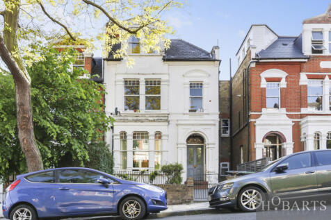 Stylish Two-Bedroom Maisonette with Garden in Pri