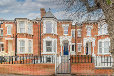 Studio Top-Floor Flat with Balcony