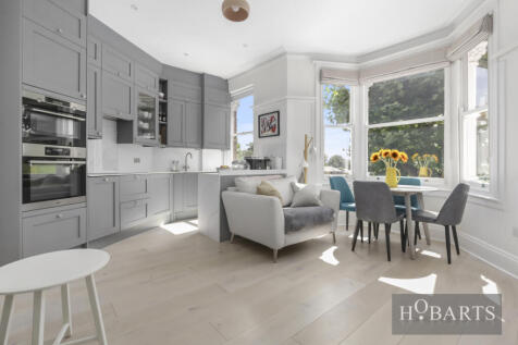 Stylish Two-Bedroom Flat with Garden and Stunning