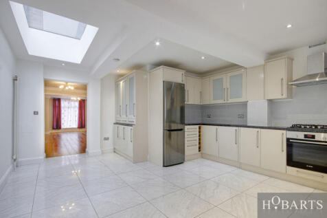 4-Bedroom Terraced House on Green Street, EN3
